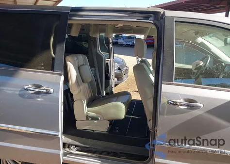 2013 Chrysler Town & Country Touring-L z USA, uszkodzony, nr VIN 2C4RC1CG1DR645636